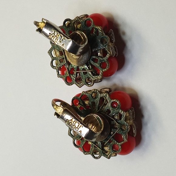 SuPer Rare c1940s VOGUE Gold Tone Red-Orange Coral Lucite Bead Clip Earring - Picture 8 of 16